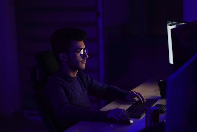 Person wearing glasses working on a compuer